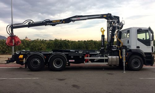 camion-grua-forestal-con-equipo-multibasculante y gancho para transportar maquinaria industrial Pertasa 2