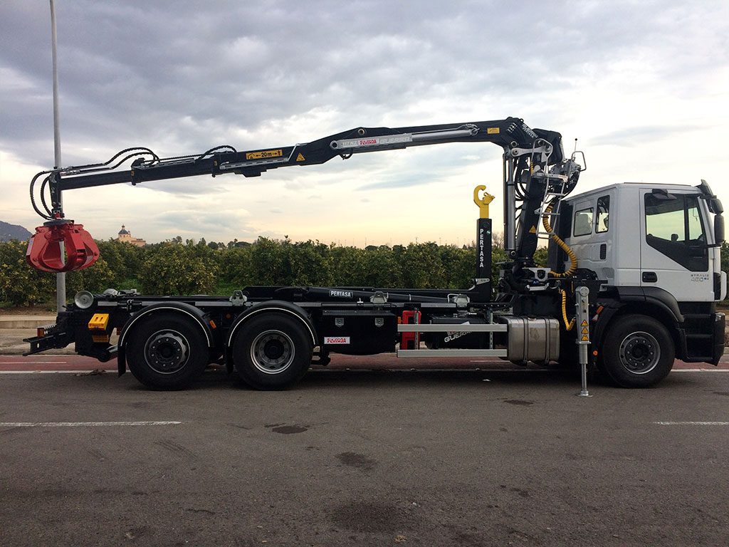 camion-grua-forestal-con-equipo-multibasculante y gancho para transportar maquinaria industrial Pertasa 2